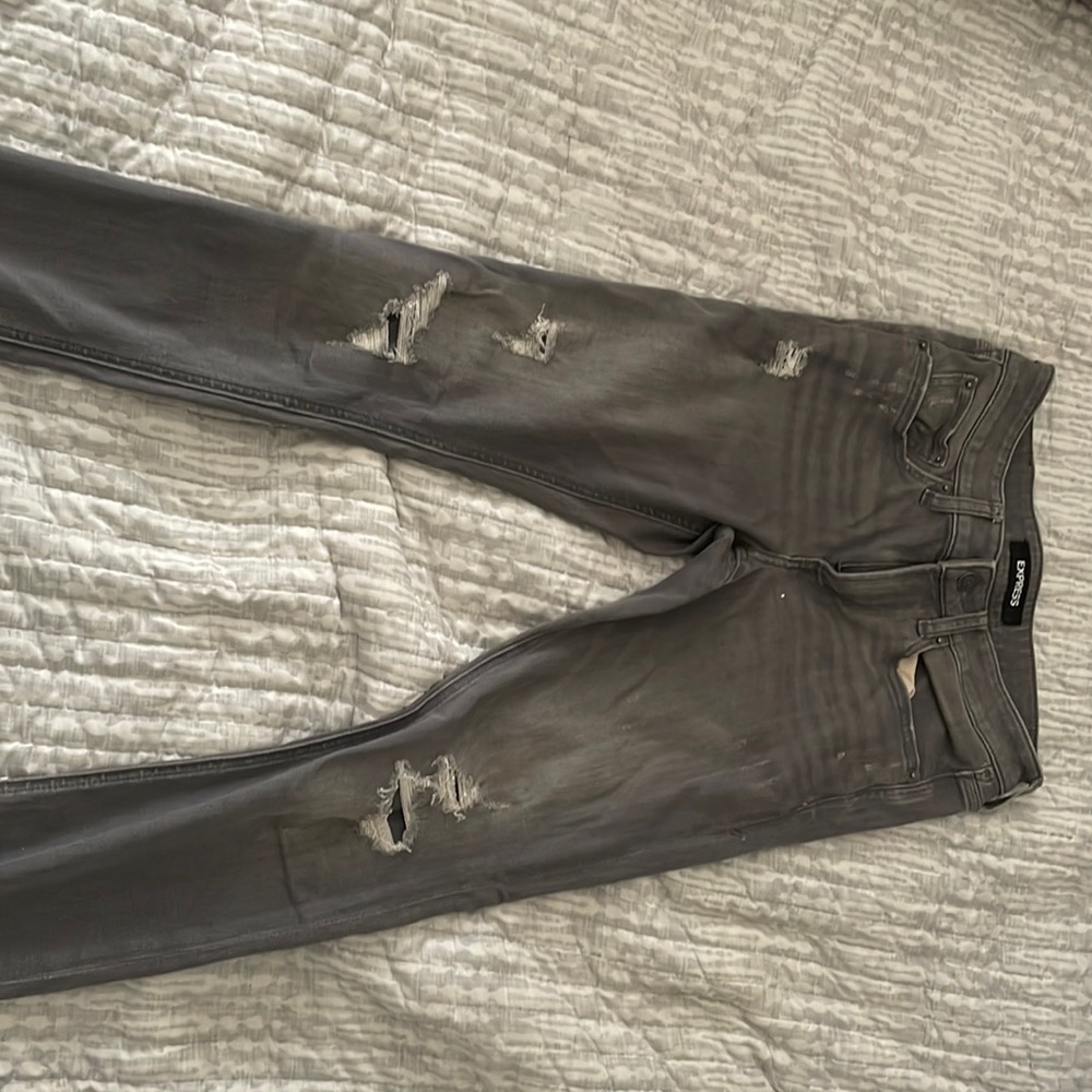 Men’s Express Slim Fit Distressed Jean in Grey Wash